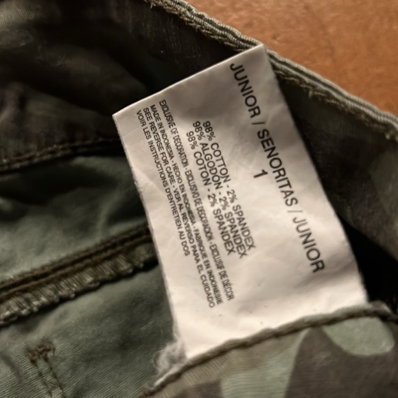 LEI CAMO SHORTS - Picture 4 of 9